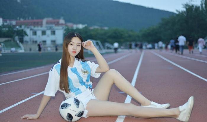 看世界杯中国足球宝贝，连柳岩都忍不住了来“试镜”