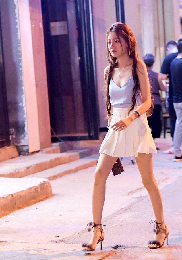 街拍成熟丰满美女: 傲人身材妩媚秀色可餐!