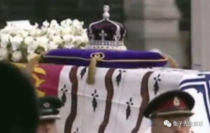 英国女王母亲去世，为何查尔斯王子如此悲痛？