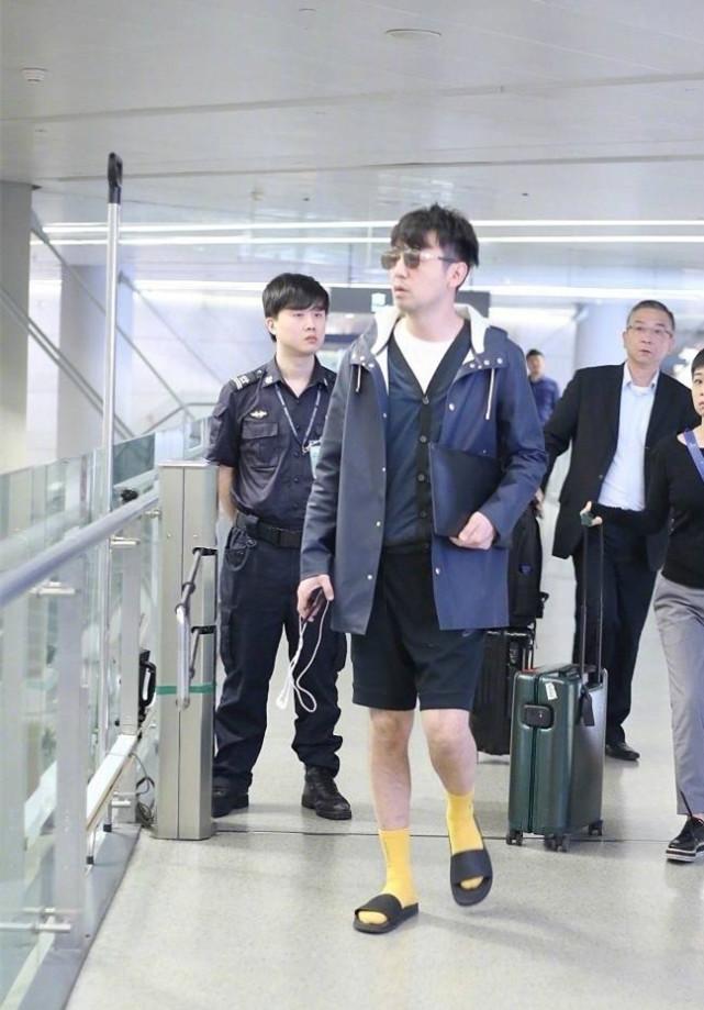 雷佳音来机场，看到他的这身衣服，又要被郭京飞吐槽了！