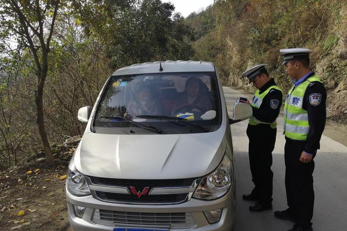 汉阴交警开展冬季道路交通安全攻坚行动