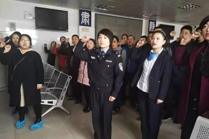 汉滨公安交警组织初领证驾驶人开展文明交通宣誓活动