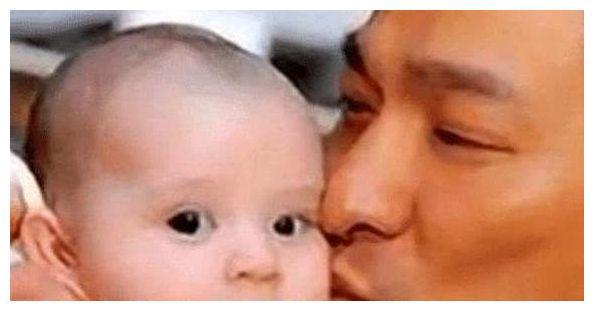 38年前刘德华亲吻的孩子，原来是赫赫有名的他，如今高攀不起！