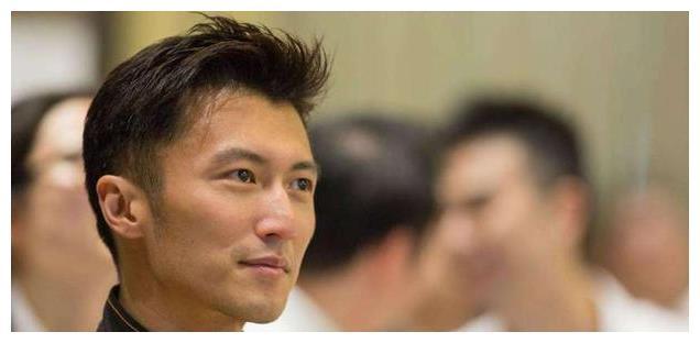 庾澄庆的吉他10万, 王力宏的100万, 但都比不过他砸了的这部吉他