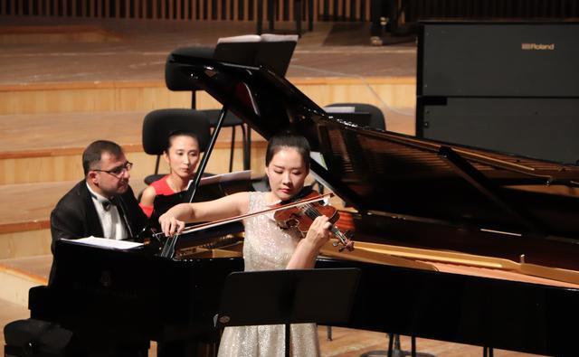 耶拉诗比特科娃、柳倩双小提琴音乐会12日在哈尔滨音乐厅举行