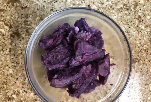 一口甜、软、蜡质的椰子紫色土豆球，美味得足以飞翔。