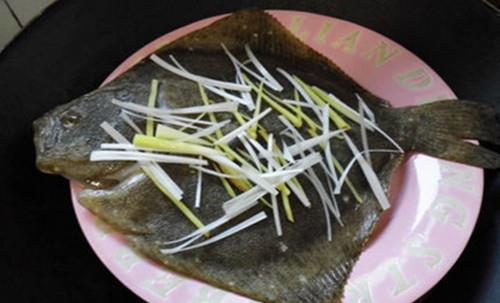 清蒸多宝鱼，只需要记住三个步骤，蒸出来不腥不碎，鱼肉鲜嫩！
