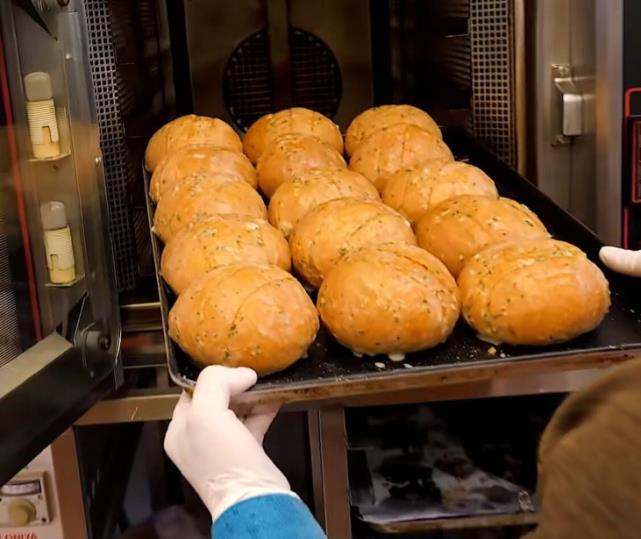 韩国的大蒜黄油面包，面包外面裹着蒜泥黄油，感觉一口气能吃五个