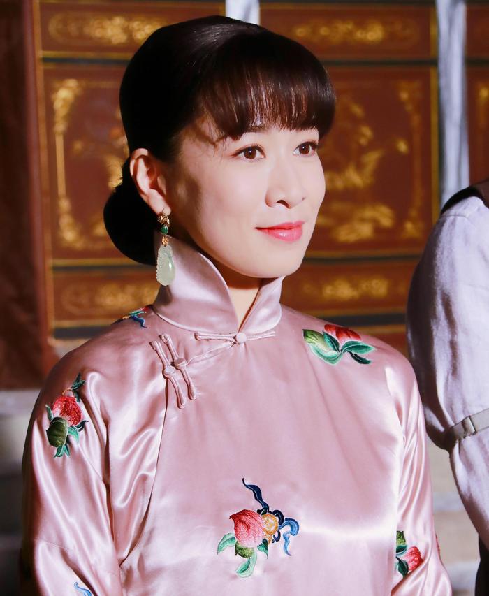 黄晓明新剧造型华丽，佘诗曼剪了齐刘海，穿上红裙变身“美娇娘”