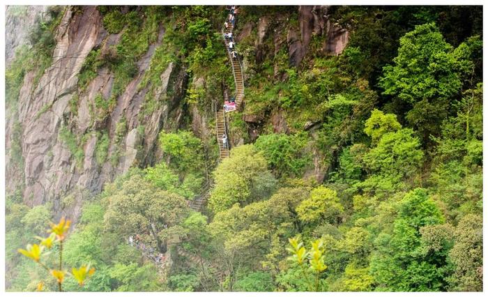 广东最惊险的登山道就在这里，近90度天梯让人望而生畏