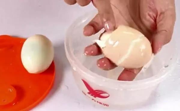 这是我见过最快剥鸡蛋的方法，3秒轻松剥出完整鸡蛋，太方便了