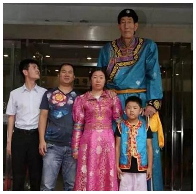 “中国第一巨人”鲍喜顺不听劝阻，57岁执意生子，孩子如今咋样？