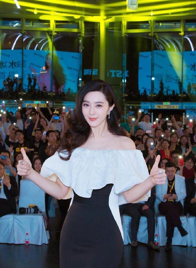 刘烨罕见携妻子出席活动，40岁安娜一身拼色修身裙，美得优雅