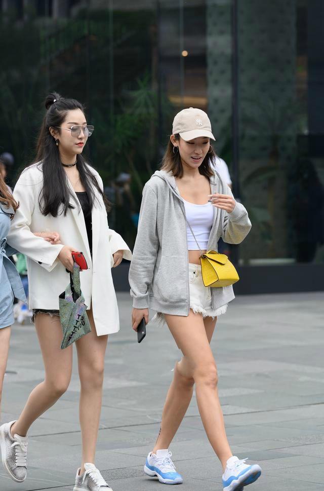 街拍美女：你们有没有发现女友的闺蜜一个比一个漂亮？