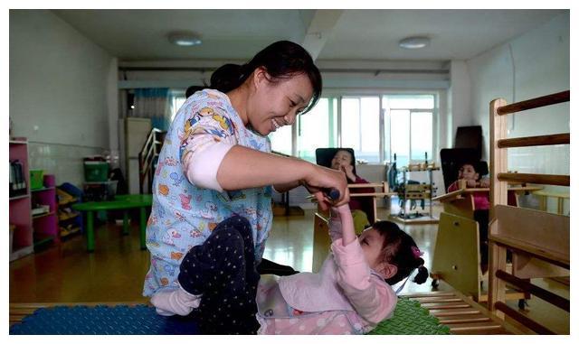 中国“无臂”女孩遭父母遗弃，一对美国夫妇领养后，如今完美逆袭