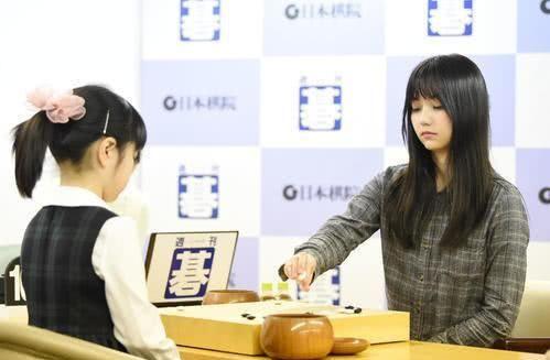 最美vs最萌！围棋女神黑嘉嘉战胜日本10岁天才少女