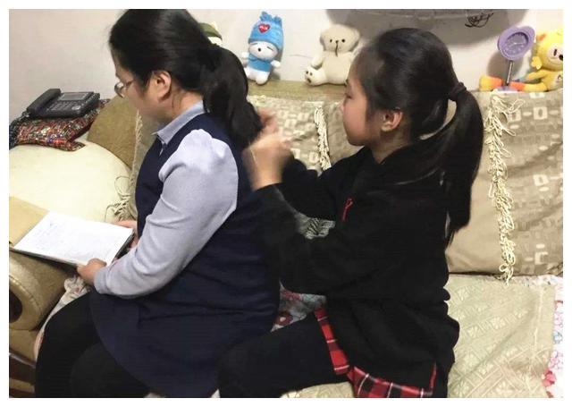 中国“无臂”女孩遭父母遗弃，一对美国夫妇领养后，如今完美逆袭