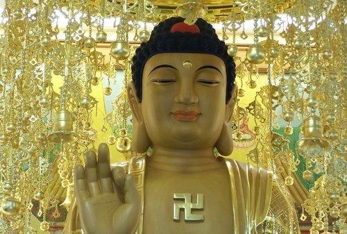 为什么很多寺庙一进门，就是弥勒佛像？