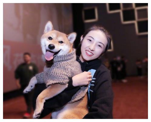 张子枫抱着小H拍照，摄影师故意关掉滤镜：18岁最真实的样子