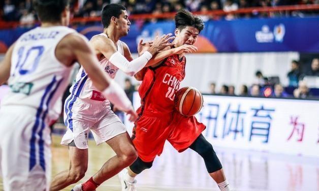 中国男篮天才后卫闪耀国际赛场 小郭艾伦狂砍30分4次助攻！