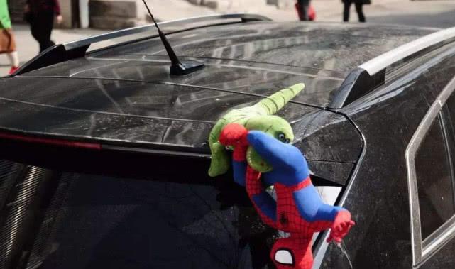 车顶放葫芦娃、蜘蛛侠扮酷装可爱？