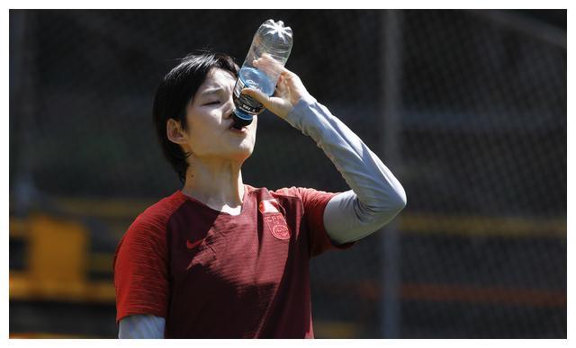 拼！中国女足全力备战强敌澳大利亚，姑娘们大汗淋漓猛喝水