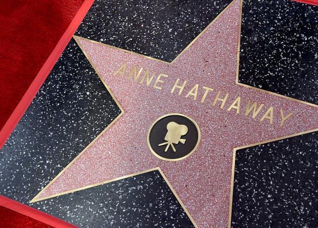 安妮·海瑟薇留名好莱坞星光大道 情绪激动落泪！