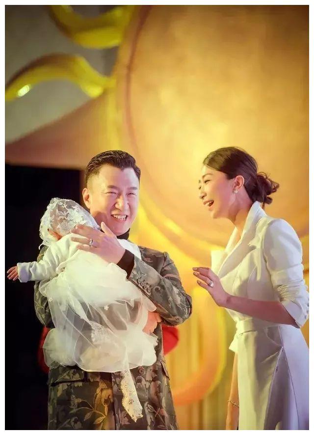 “迷人”的孙红雷：丁嘉丽为他下跪导演，他却独宠小15岁娇妻