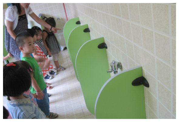 老师发幼儿园厕所照片，炫耀环境好，家长们瞬间炸锅，全体要退学