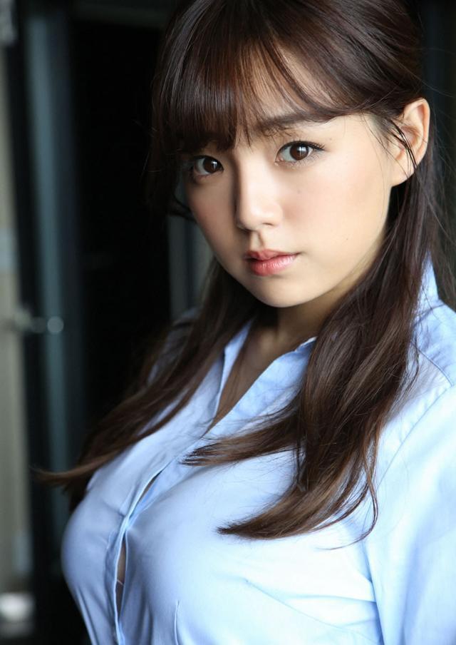 性感写真：日本女星筱崎爱一身职业装写真，依然能秀出美好身段