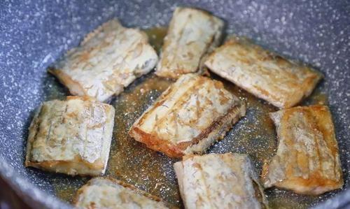 煎带鱼应该裹“面粉”还是“淀粉”？大厨说都不对，干煎才是良策