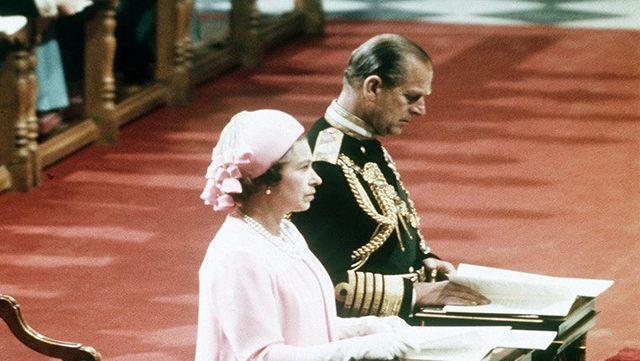盘点英国女王70年幸福婚姻的时刻，始终鹣鲽情深相濡以沫