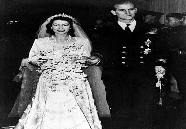 盘点英国女王70年幸福婚姻的时刻，始终鹣鲽情深相濡以沫