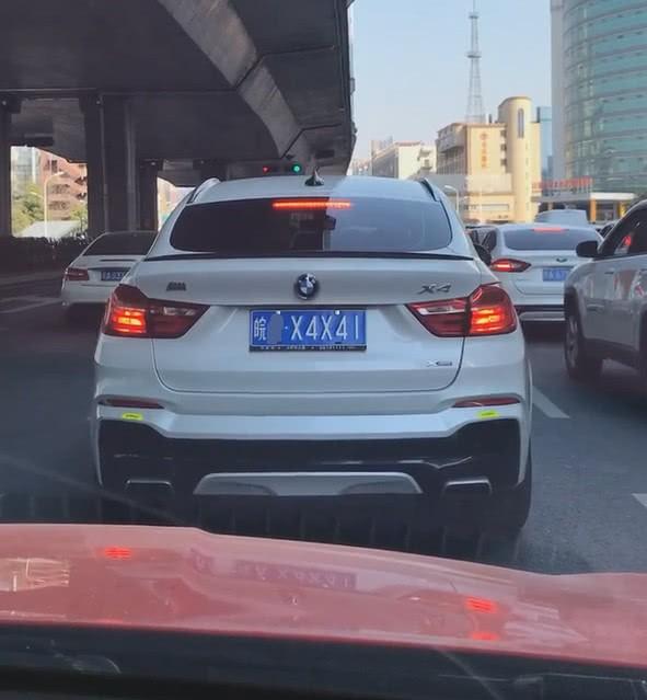 安徽街头偶遇宝马X4，当看到车牌号，网友：比开路虎还有面！