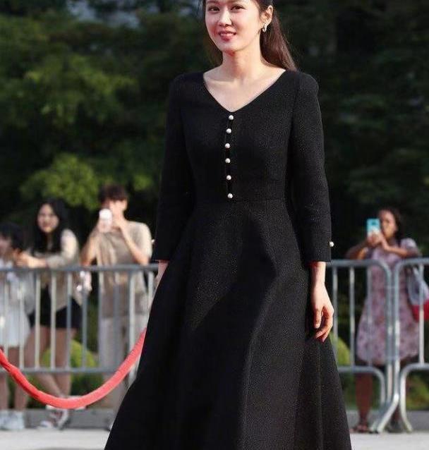 38岁张娜拉一身优雅小黑裙现身，冻龄有术，美得像似少女