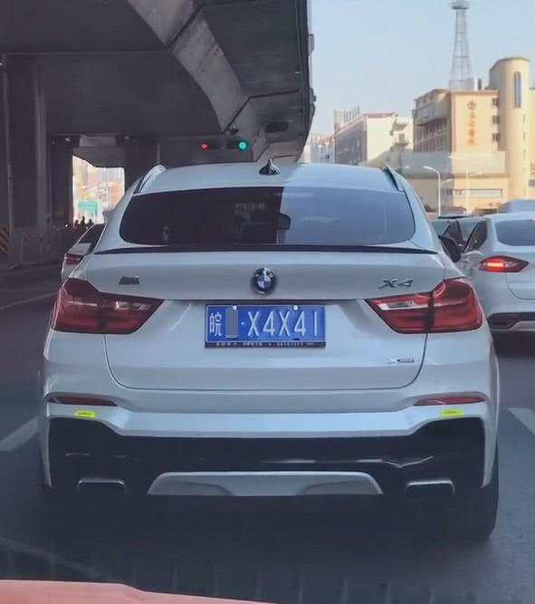 安徽街头偶遇宝马X4，当看到车牌号，网友：比开路虎还有面！