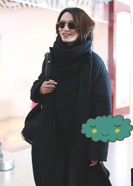 陈坤穿黑色大衣走机场，再系上黑色围巾，极简的颜色搭配好高级！