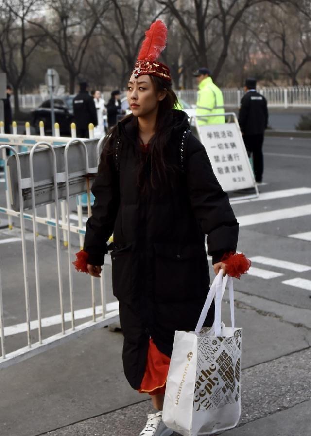 北电艺考复试帅哥美女如云 现场“明星脸”络绎不绝