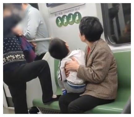她上海地铁内脚踩座椅，“大妈，这是爱心专座”，“我就喜欢踩”