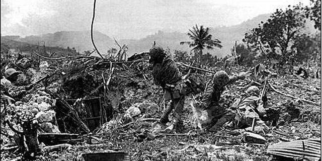 日军在战败前夕，将亲人全部推下山崖，肆意欺凌本国女性