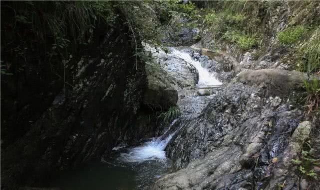 金寨发现了一滩溪流和瀑布，隐藏着向往原始自然的特征。