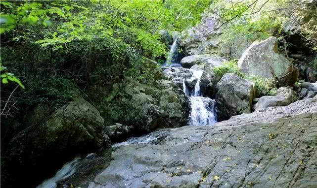 金寨发现了一滩溪流和瀑布，隐藏着向往原始自然的特征。