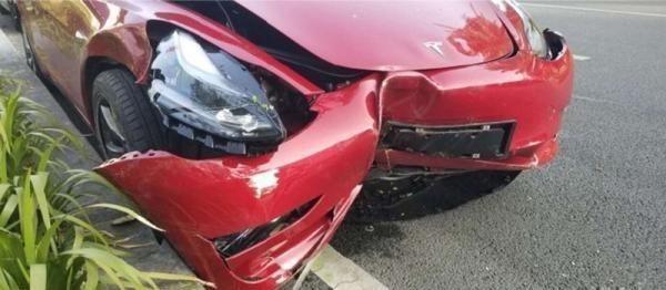 特斯拉Model 3试驾时发生碰撞，这是中国首撞？