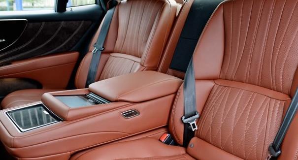 乘坐空间非常适宜的雷克萨斯LS车型，座椅上增加了强烈的科技感