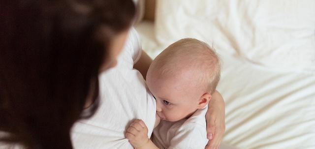 若宝宝在吃奶时，有这几个表现，或许是过度喂养了，妈妈别忽视