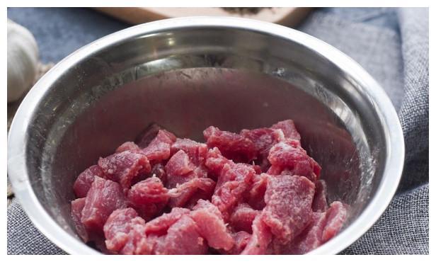 腌牛肉放盐还是放糖，从厨师那学了一招，炒出来的牛肉又嫩又好吃