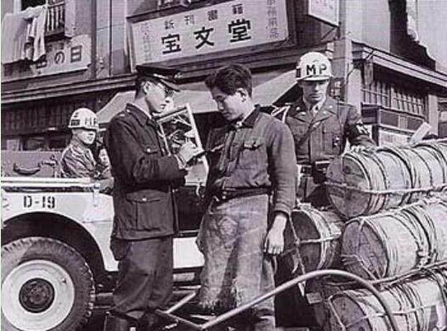 老照片：弹丸之地的日本为何厉害？一个饿死的法官让人们深思