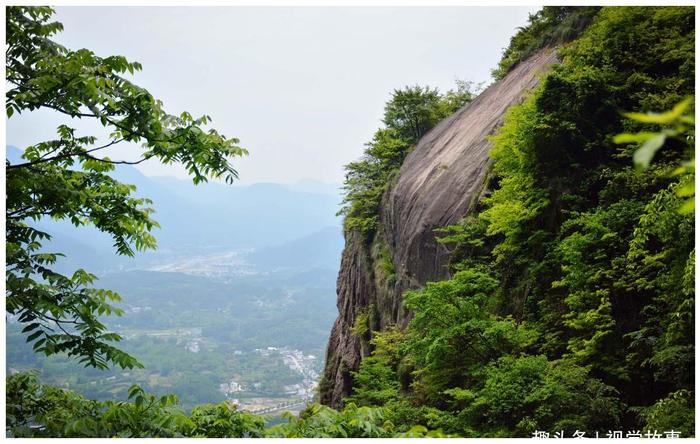 山中大唐古道历经千年沧桑，断崖绝壁“飞”南崖瀑布，如银河泻下