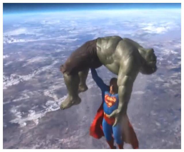 绿巨人要挑战超人，在边缘疯狂试探，但结果可想而知