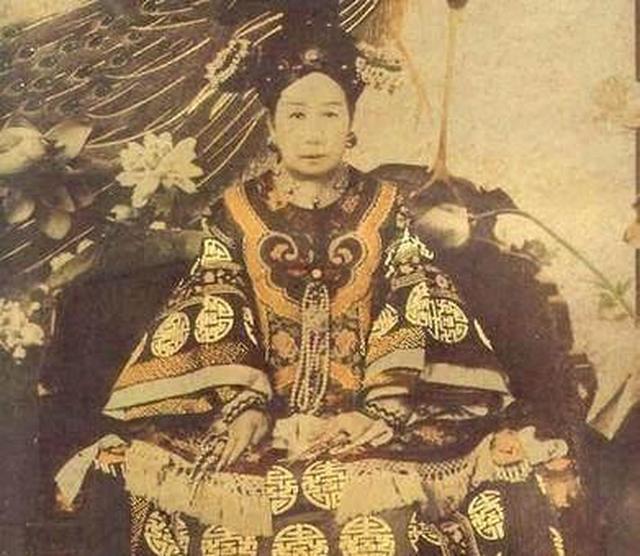 此女为大清皇帝生下一子，封皇太后，死后竟用了皇帝的谥号！